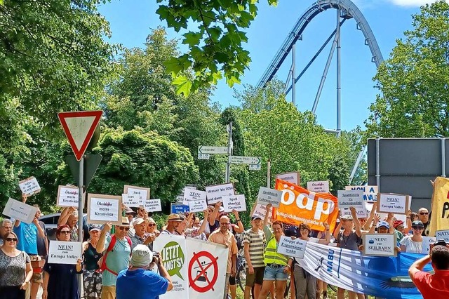 Etwa 120 Menschen demonstrierten vor dem Europa-Park.  | Foto: Klaus Fischer