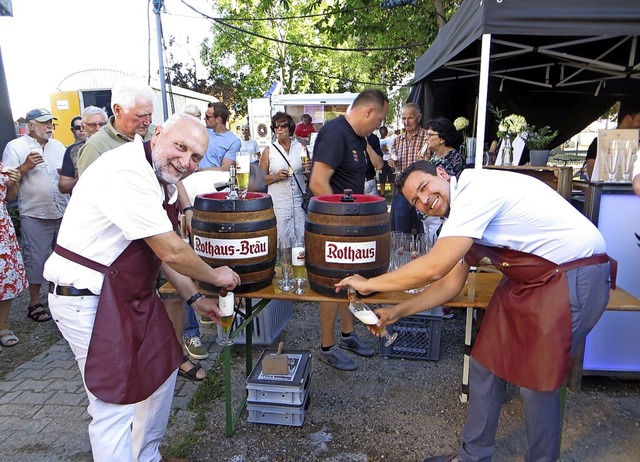 Die Brgermeister Claude Brender und S...eibier nach erfolgreichem Fassanstich.  | Foto: Otmar Faller