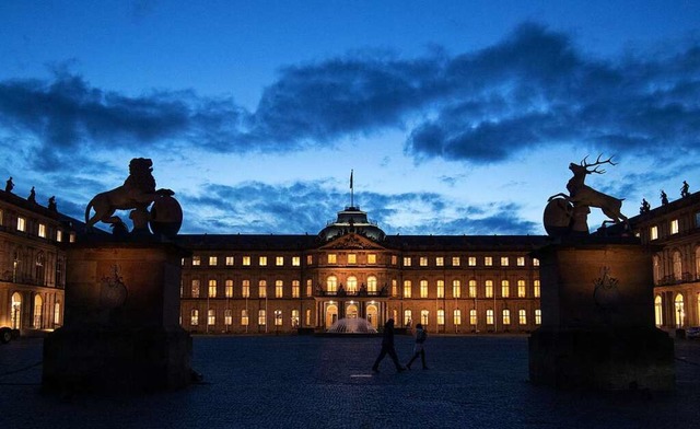 Das Neue Schloss in Stuttgart mit den ...htet werden. Das wird deutlich teurer.  | Foto: Marijan Murat (dpa)