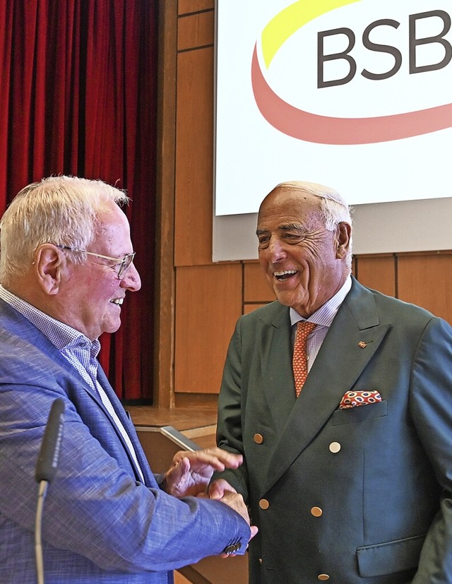 Wahlleiter und BSB-Ehrenmitglied Rudi ...leischer zur Wiederwahl als Prsident.  | Foto: Annemarie Zwick