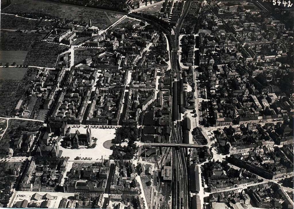 Ein Luftbild aus der Zeit um 1920 zeig...m Kirche, Kirchplatz und Hauptbahnhof.  | Foto: Augustinermuseum