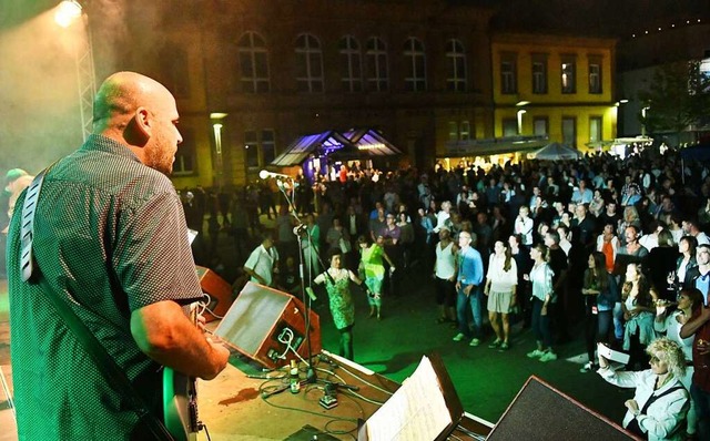 Auf dem Rathausplatz gehrt die Bhne ...r Rockwerkstatt  &#8211; so wie  2017.  | Foto: Wolfgang Knstle