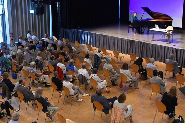 Mit umfangreichem Programm stellte der... Band zur Geschichte Rheinfeldens vor.  | Foto: Horatio Gollin