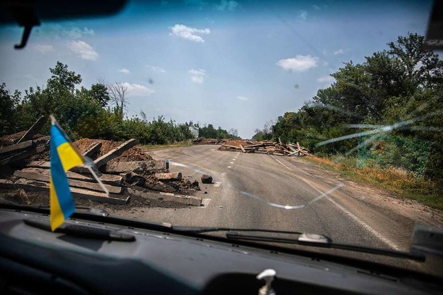 Straensperren auf dem Weg nach Slowjansk  | Foto: Michal Burza (dpa)