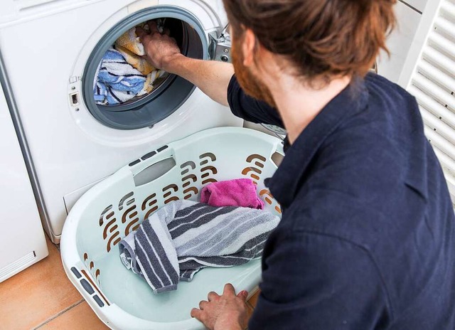 Die Waschmaschine voll beladen, ist ei...er, schnell umsetzbarer Stromspartipp.  | Foto: Christin Klose (dpa)