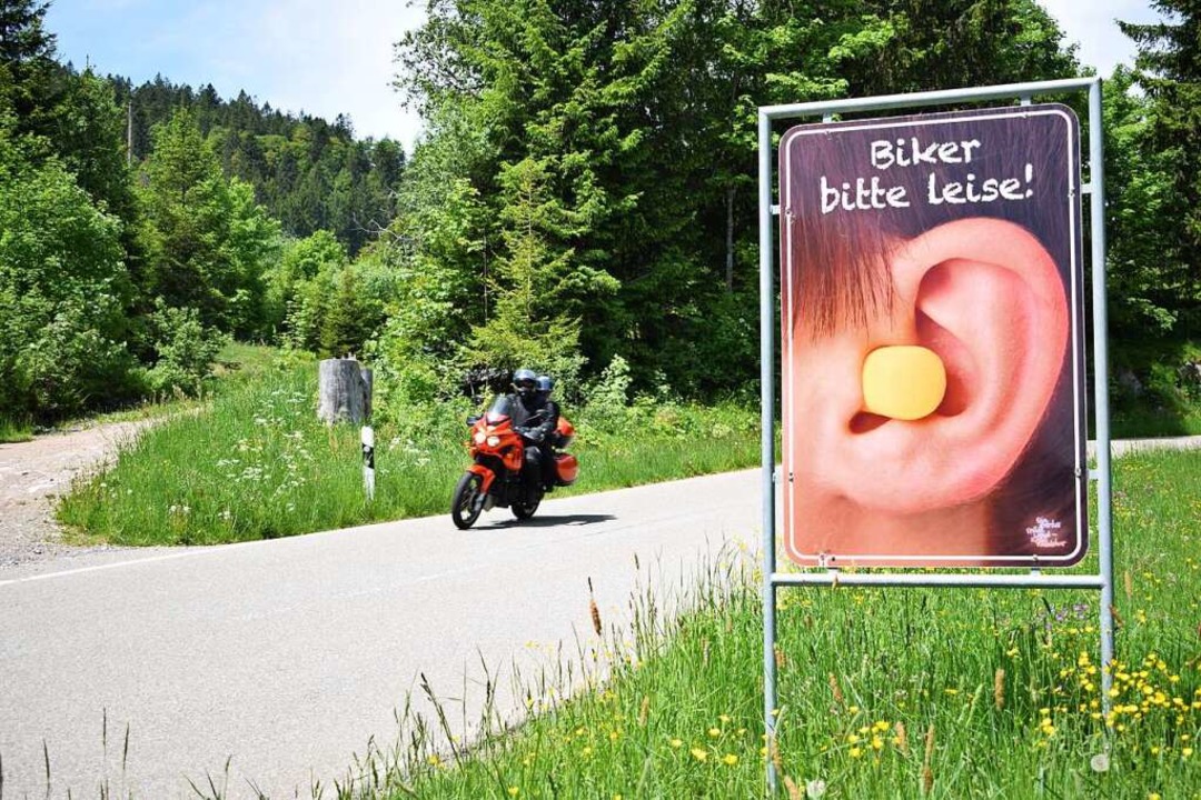 Todtmoos wehrt sich mit Schildern gegen Motorradlärm.  | Foto: Michael Krug