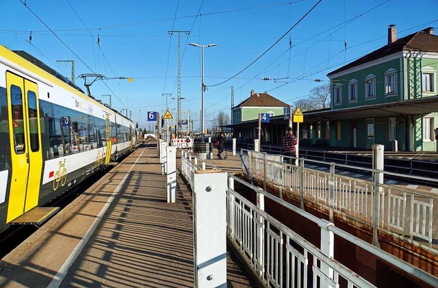 Am Bahnhof Mllheim soll ein Zugbeglei...nd beleidigt worden sein (Archivbild).  | Foto: Heinz Gttlich