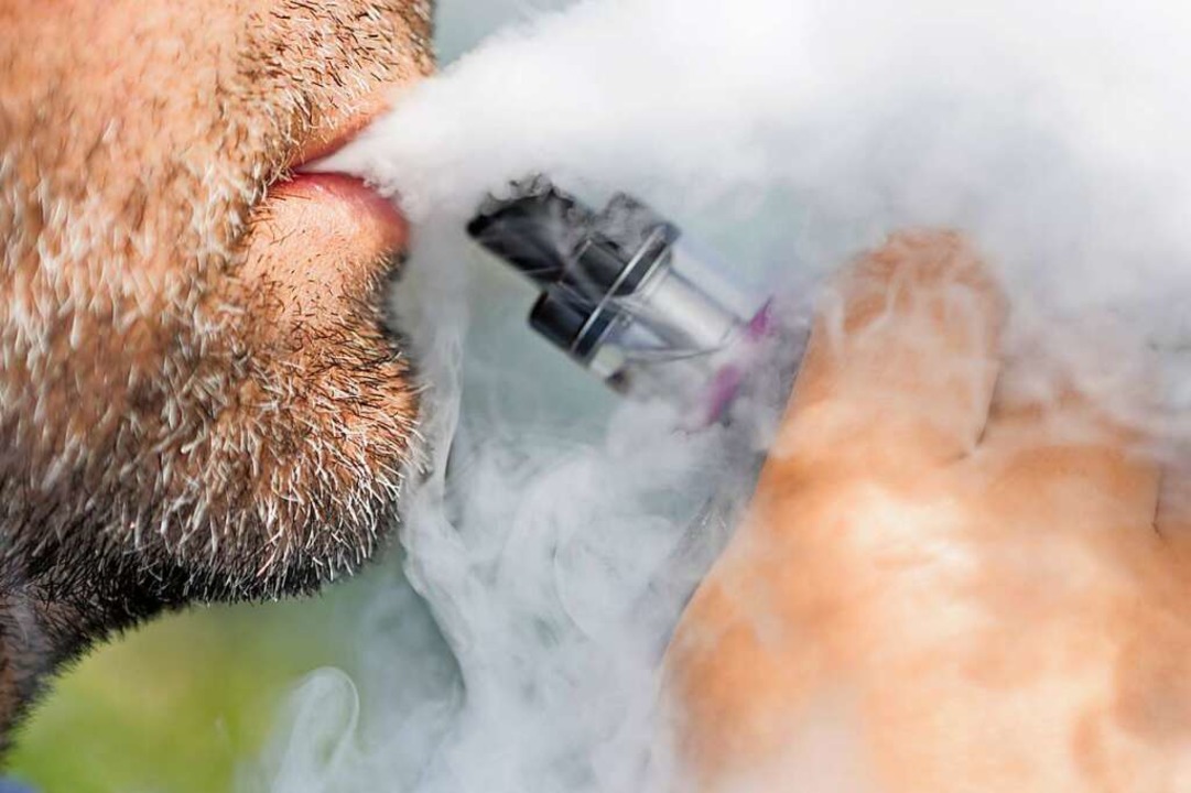Die E-Zigarette macht viel Dampf.  | Foto: Lisa Ducret (dpa)