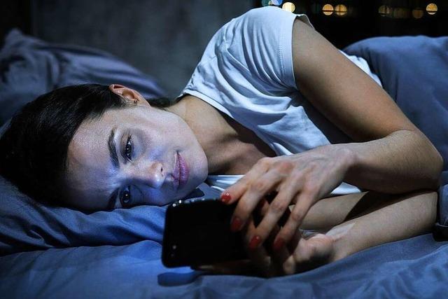 Viele Menschen schieben das Einschlafen vor sich her – das hat Folgen