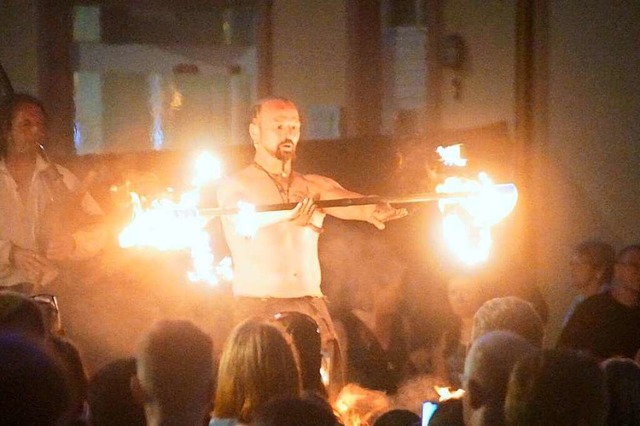 Sptabendliche Feuershows lockten zahlreiche Zuschauer ans senberger Kreuz.  | Foto: Ilona Huege