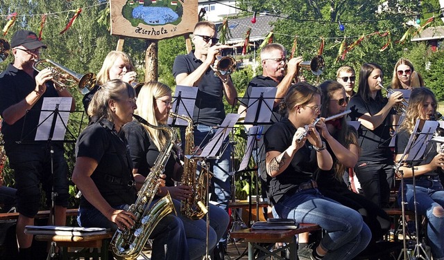 Beim Weiherfest der Hierholzer Landjugend spielte auch der Musikverein Urberg.   | Foto: Karin Stckl-Steinebrunner