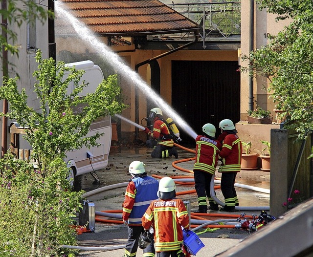 Auch vom Boden aus und mit Atemschutz rckten Lschtrupps vor.  | Foto: Horst David