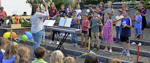 <BZ-FotoAnlauf>Schulfest Fahrnau:</BZ-... Die Kinder boten ein buntes Programm.  | Foto: Edgar Steinfelder