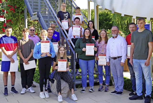 Erstmals fand die Sportlerehrung fr 2...21 vor der Familienbad-Kulisse statt.   | Foto: Beate Zehnle-Lehmann