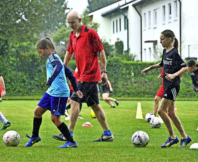 Auch dem Mdchenfuball (hier beim SV ...mehr Aufmerksamkeit geschenkt werden.   | Foto: Michael Bamberger