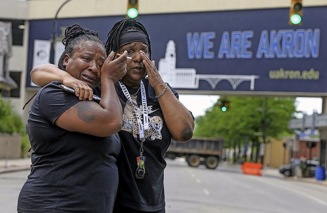 Das Entsetzen in Akron ist gro nach den tdlichen Polizeischssen.  | Foto: Phil Masturzo (dpa)