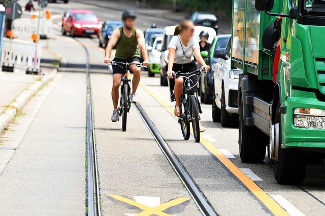 Auf der Fahrspur mit den Tramschienen ...nie markiert sie als derzeit gesperrt.  | Foto: Rita Eggstein