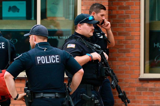 Polizisten in Highland Park im Bundesstaat Illinois suchen nach dem Schtzen.  | Foto: Mark Borenstein (AFP)