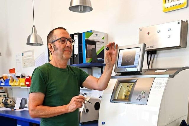 Ein Freiburger Optiker lässt kein Mikroplastik mehr ins Abwasser