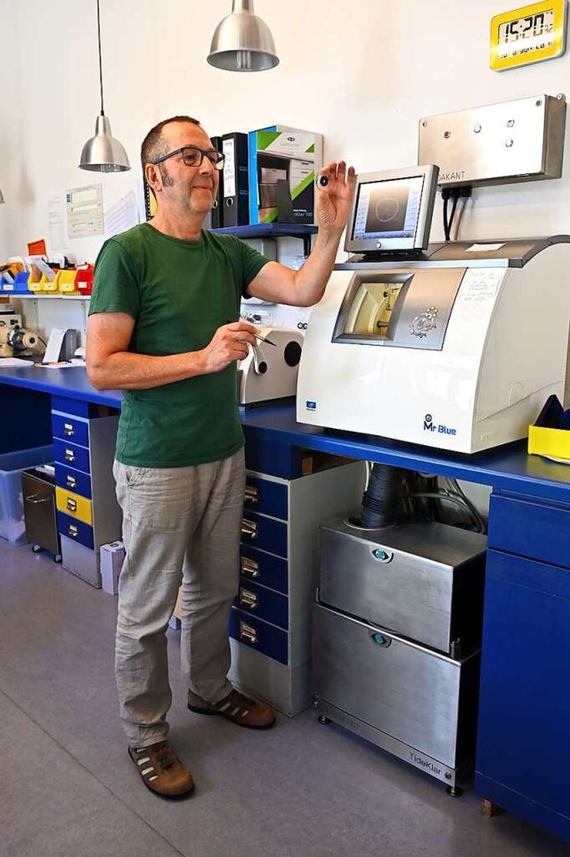 Joachim Horn vom Brillenladen Sthling...eht das Filtersystem fr Mikroplastik.  | Foto: Thomas Kunz