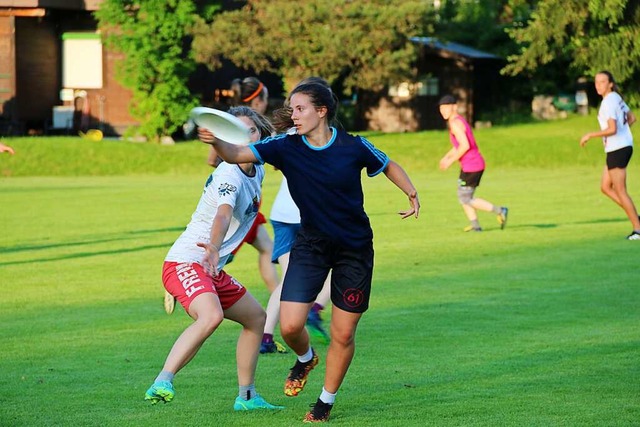 Franziska in Action beim Ultimate Frisbee spielen.  | Foto: David Pister