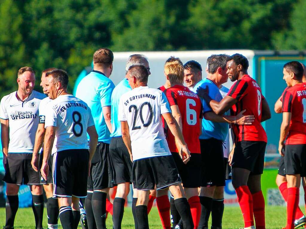 Das Endergebnis von 9:1 fr die frheren Fuballprofis war fr die gut 500 Zuschauer in Gottenheim, die sich vor allem auf den wenigen Schattenpltzen drngten, freuten sich die frheren Bundesligaspieler des Sportclubs, die noch einige Finessen auf Lager hatten.