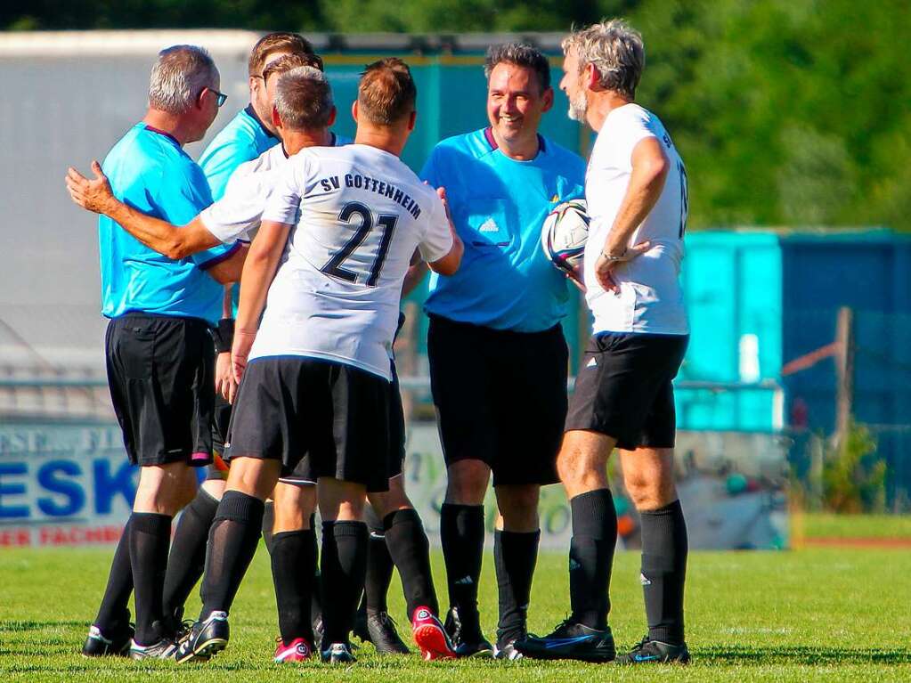 Das Endergebnis von 9:1 fr die frheren Fuballprofis war fr die gut 500 Zuschauer in Gottenheim, die sich vor allem auf den wenigen Schattenpltzen drngten, freuten sich die frheren Bundesligaspieler des Sportclubs, die noch einige Finessen auf Lager hatten.