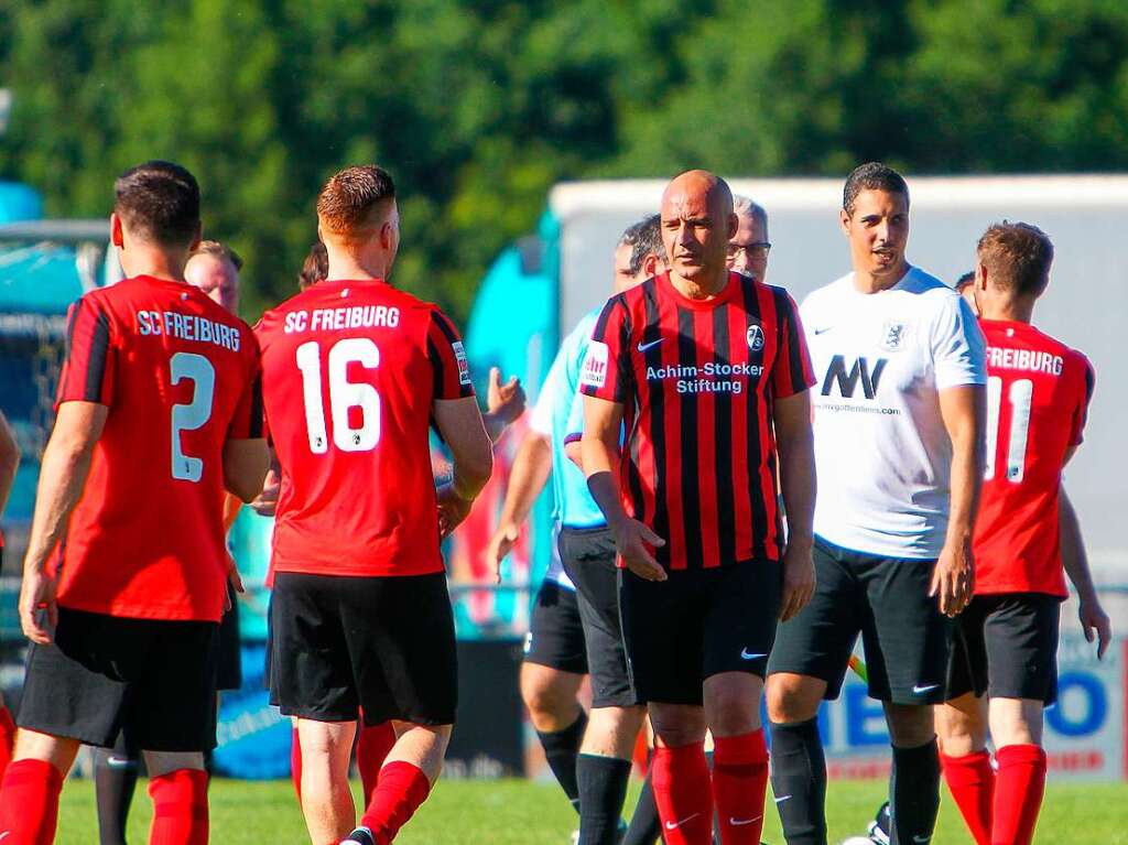 Das Endergebnis von 9:1 fr die frheren Fuballprofis war fr die gut 500 Zuschauer in Gottenheim, die sich vor allem auf den wenigen Schattenpltzen drngten, freuten sich die frheren Bundesligaspieler des Sportclubs, die noch einige Finessen auf Lager hatten.