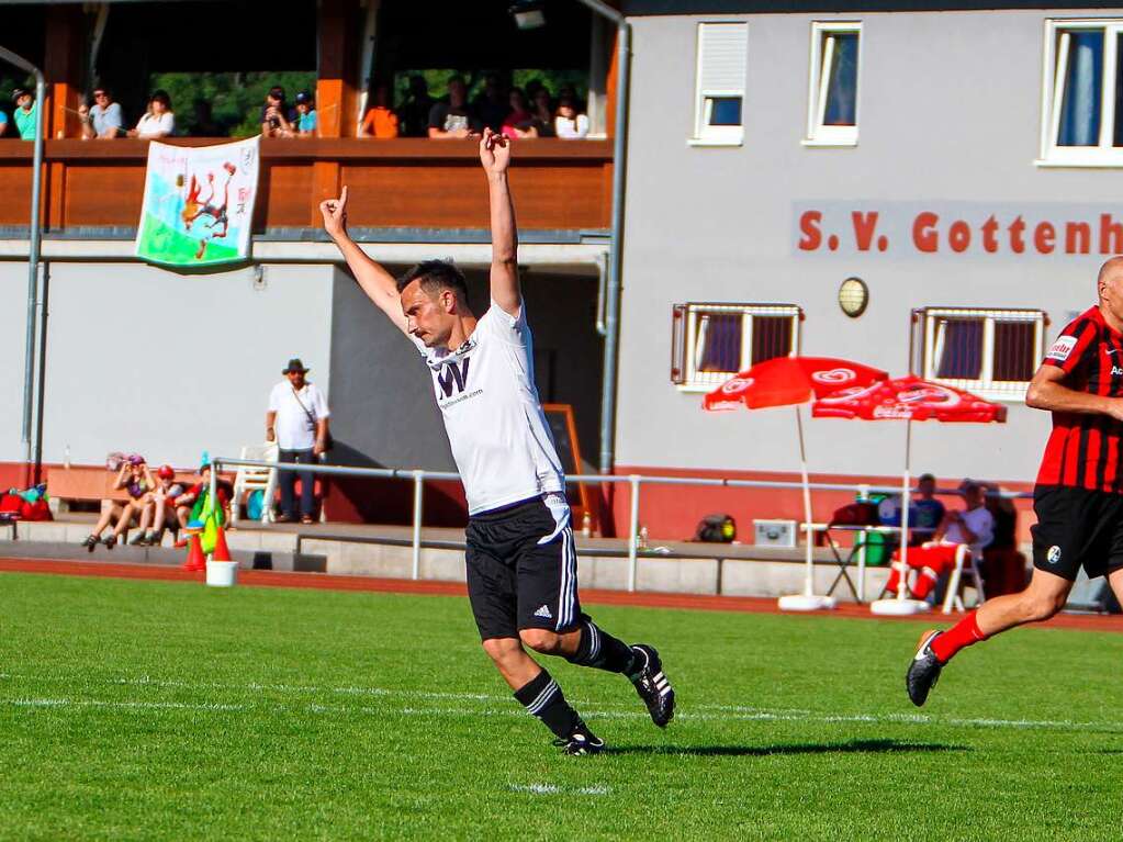 Das Endergebnis von 9:1 fr die frheren Fuballprofis war fr die gut 500 Zuschauer in Gottenheim, die sich vor allem auf den wenigen Schattenpltzen drngten, freuten sich die frheren Bundesligaspieler des Sportclubs, die noch einige Finessen auf Lager hatten.