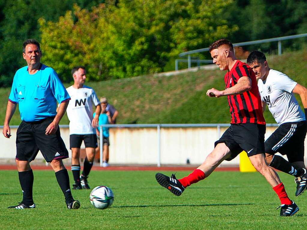 Das Endergebnis von 9:1 fr die frheren Fuballprofis war fr die gut 500 Zuschauer in Gottenheim, die sich vor allem auf den wenigen Schattenpltzen drngten, freuten sich die frheren Bundesligaspieler des Sportclubs, die noch einige Finessen auf Lager hatten.