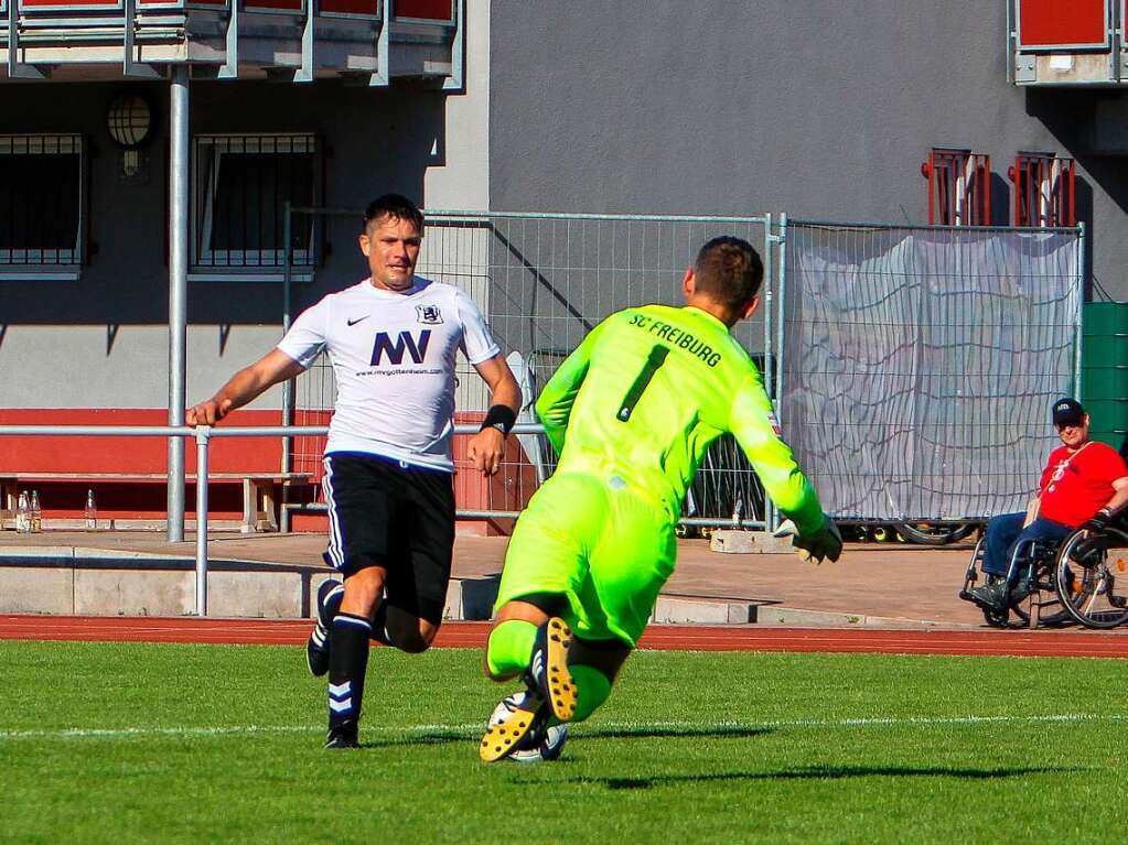 Das Endergebnis von 9:1 fr die frheren Fuballprofis war fr die gut 500 Zuschauer in Gottenheim, die sich vor allem auf den wenigen Schattenpltzen drngten, freuten sich die frheren Bundesligaspieler des Sportclubs, die noch einige Finessen auf Lager hatten.