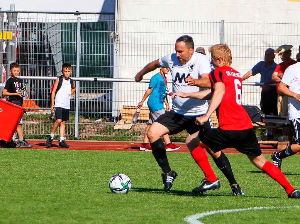 Das Endergebnis von 9:1 fr die frheren Fuballprofis war fr die gut 500 Zuschauer in Gottenheim, die sich vor allem auf den wenigen Schattenpltzen drngten, freuten sich die frheren Bundesligaspieler des Sportclubs, die noch einige Finessen auf Lager hatten.