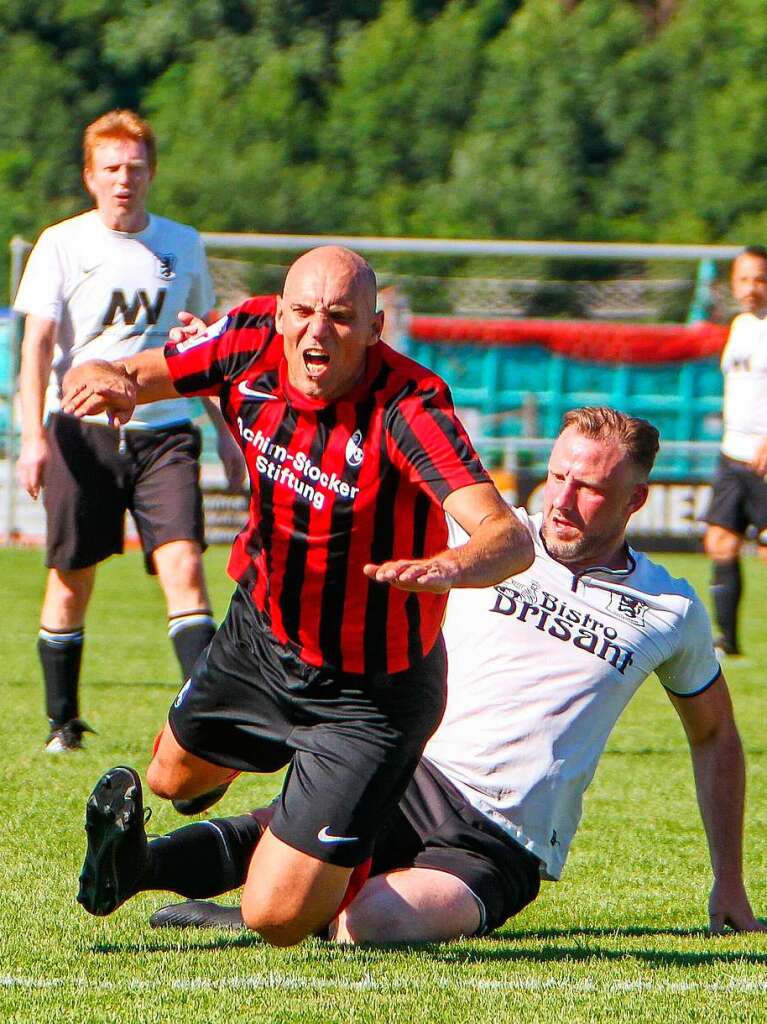 Das Endergebnis von 9:1 fr die frheren Fuballprofis war fr die gut 500 Zuschauer in Gottenheim, die sich vor allem auf den wenigen Schattenpltzen drngten, freuten sich die frheren Bundesligaspieler des Sportclubs, die noch einige Finessen auf Lager hatten.