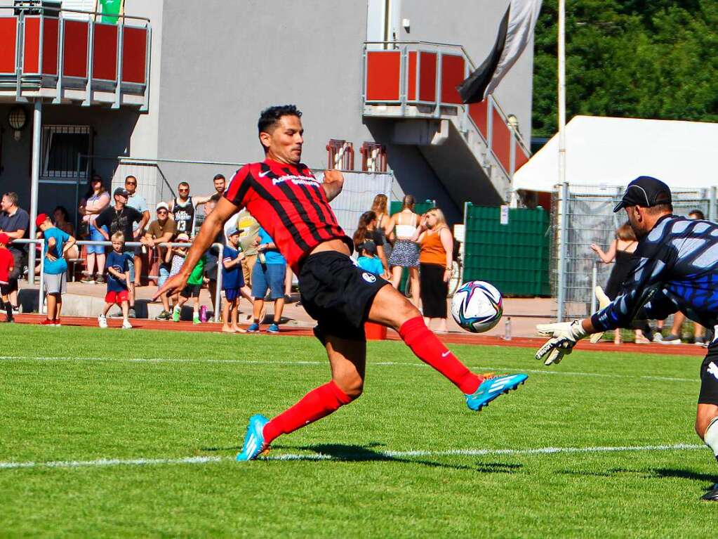 Das Endergebnis von 9:1 fr die frheren Fuballprofis war fr die gut 500 Zuschauer in Gottenheim, die sich vor allem auf den wenigen Schattenpltzen drngten, freuten sich die frheren Bundesligaspieler des Sportclubs, die noch einige Finessen auf Lager hatten.