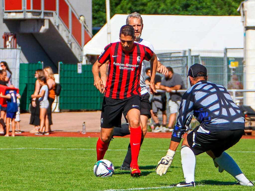 Das Endergebnis von 9:1 fr die frheren Fuballprofis war fr die gut 500 Zuschauer in Gottenheim, die sich vor allem auf den wenigen Schattenpltzen drngten, freuten sich die frheren Bundesligaspieler des Sportclubs, die noch einige Finessen auf Lager hatten.