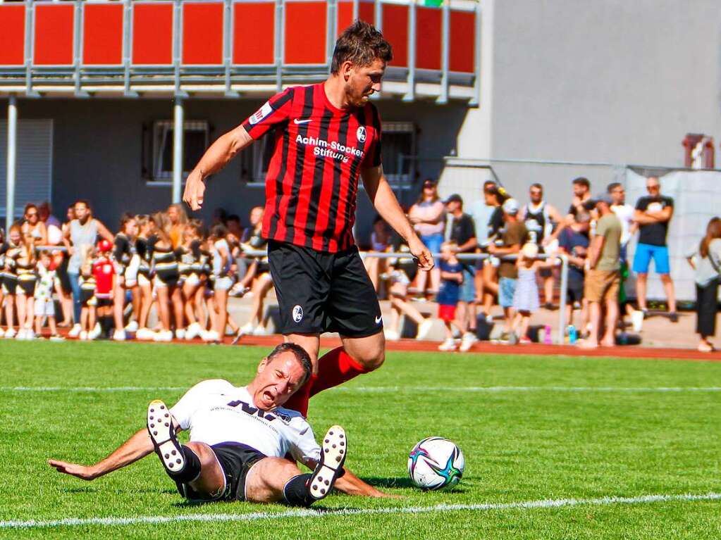 Das Endergebnis von 9:1 fr die frheren Fuballprofis war fr die gut 500 Zuschauer in Gottenheim, die sich vor allem auf den wenigen Schattenpltzen drngten, freuten sich die frheren Bundesligaspieler des Sportclubs, die noch einige Finessen auf Lager hatten.