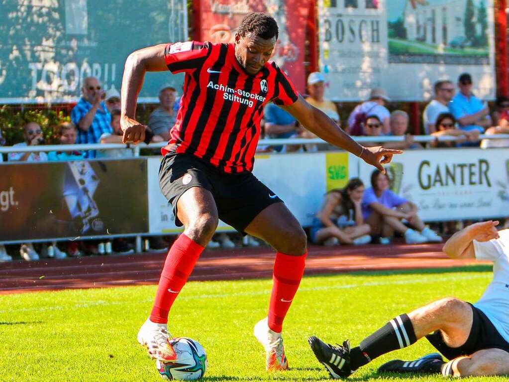 Das Endergebnis von 9:1 fr die frheren Fuballprofis war fr die gut 500 Zuschauer in Gottenheim, die sich vor allem auf den wenigen Schattenpltzen drngten, freuten sich die frheren Bundesligaspieler des Sportclubs, die noch einige Finessen auf Lager hatten.