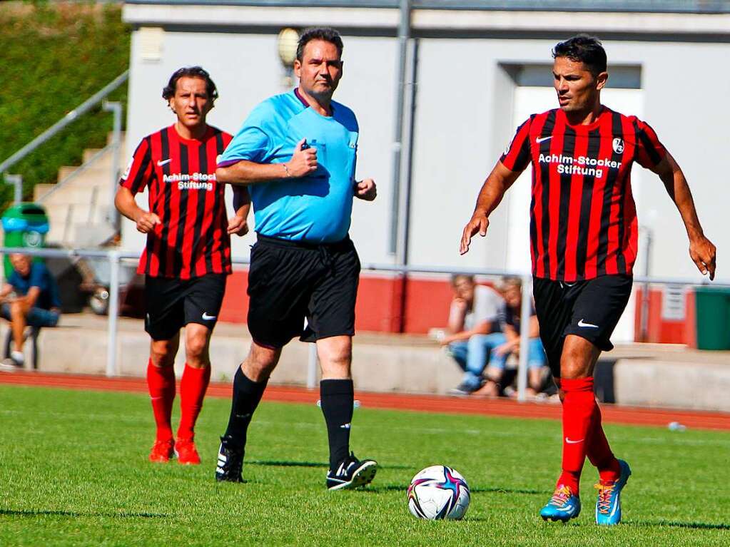 Das Endergebnis von 9:1 fr die frheren Fuballprofis war fr die gut 500 Zuschauer in Gottenheim, die sich vor allem auf den wenigen Schattenpltzen drngten, freuten sich die frheren Bundesligaspieler des Sportclubs, die noch einige Finessen auf Lager hatten.