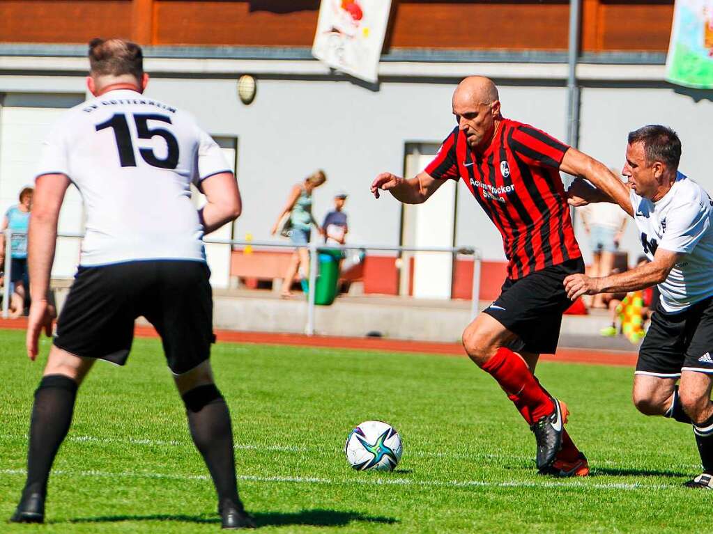 Das Endergebnis von 9:1 fr die frheren Fuballprofis war fr die gut 500 Zuschauer in Gottenheim, die sich vor allem auf den wenigen Schattenpltzen drngten, freuten sich die frheren Bundesligaspieler des Sportclubs, die noch einige Finessen auf Lager hatten.