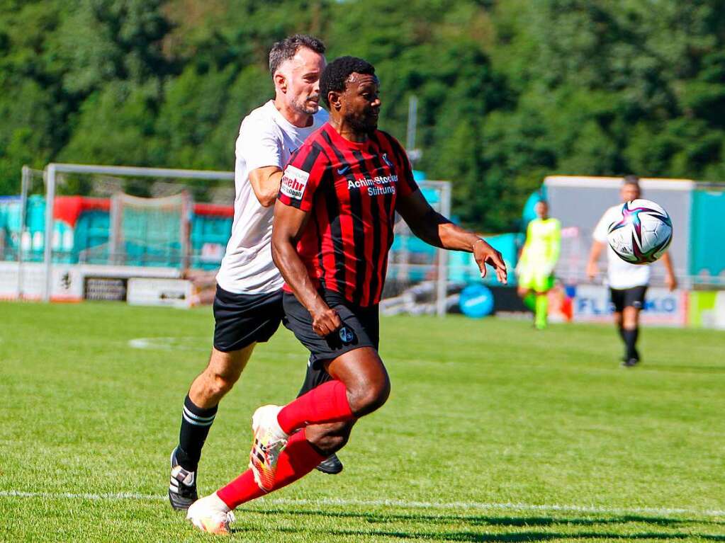 Das Endergebnis von 9:1 fr die frheren Fuballprofis war fr die gut 500 Zuschauer in Gottenheim, die sich vor allem auf den wenigen Schattenpltzen drngten, freuten sich die frheren Bundesligaspieler des Sportclubs, die noch einige Finessen auf Lager hatten.