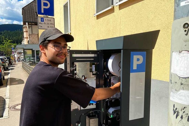 Anton Pltz installiert einen Automaten in der Neustdter Innenstadt.  | Foto: Fabian Sickenberger