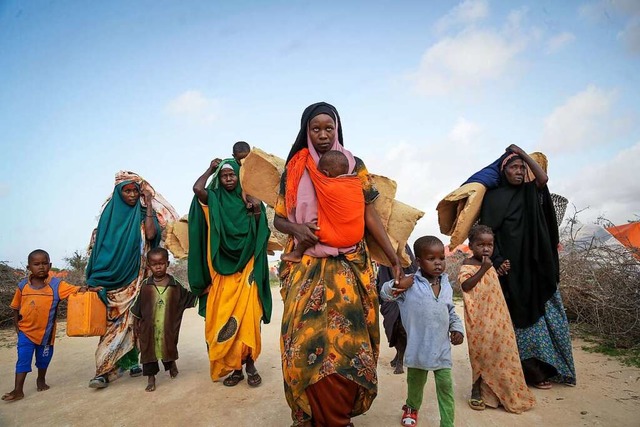 Somalier, die aus den von der Drre be... am Stadtrand von Mogadischu ankommen.  | Foto: Farah Abdi Warsameh (dpa)