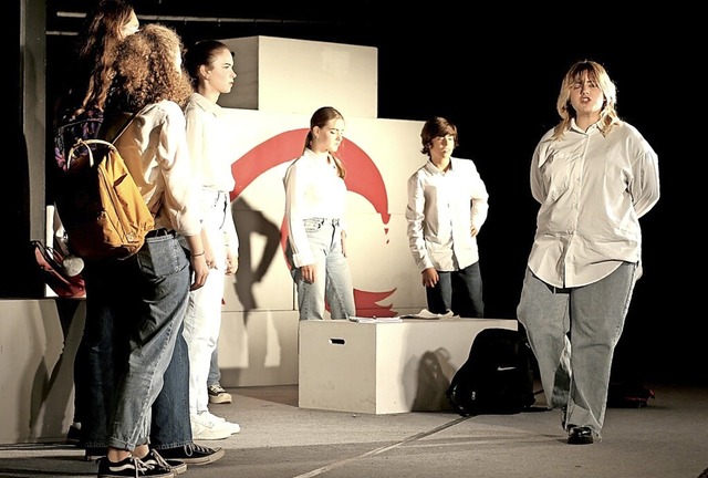 Die Mitglieder der Theater AG regten mit ihrer Auffhrung zum Nachdenken an.   | Foto: Jens Mller/Heimschule