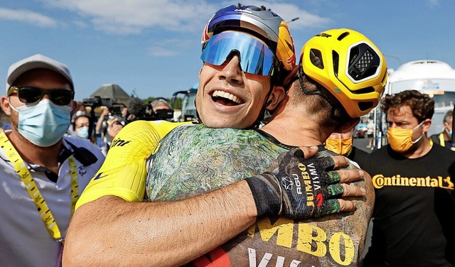 Der Belgier Wout Van Aert umarmt nach seinem Sieg einen Teamkollegen.  | Foto: GUILLAUME HORCAJUELO (AFP)
