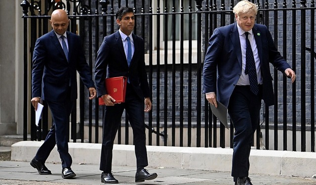 Ein Bild aus besseren Zeiten:  Gesundh...Rishi Sunak und Premier Boris Johnson.  | Foto: Toby Melville (dpa)