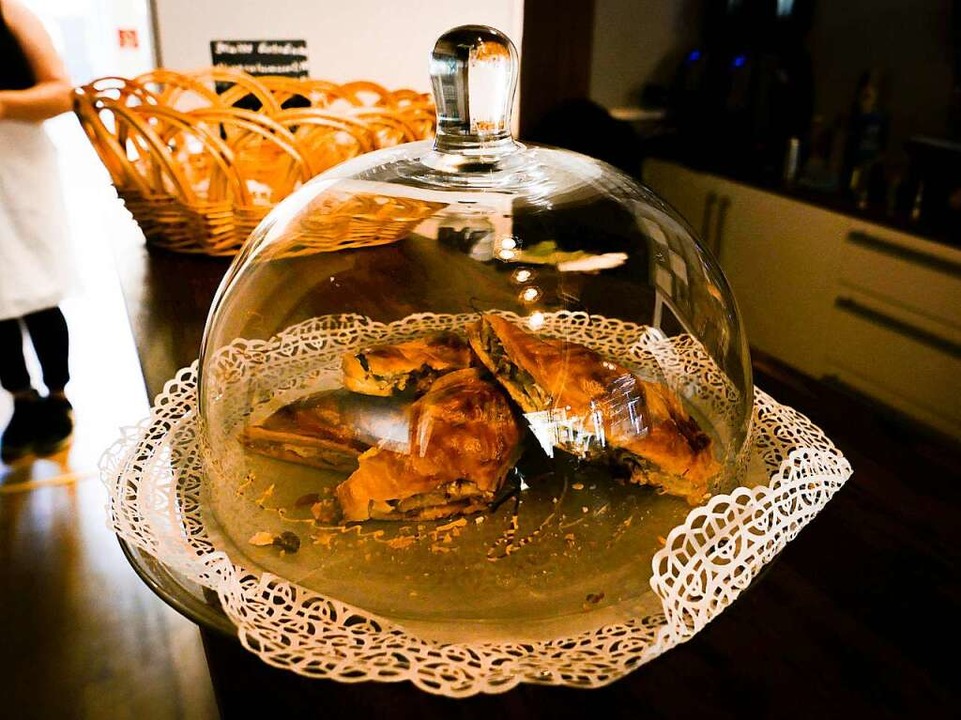 Georgische Baklava ist im Vergleich zu...rd mit Rosinen und Walnssen gebacken.  | Foto: Rebecca Bieling