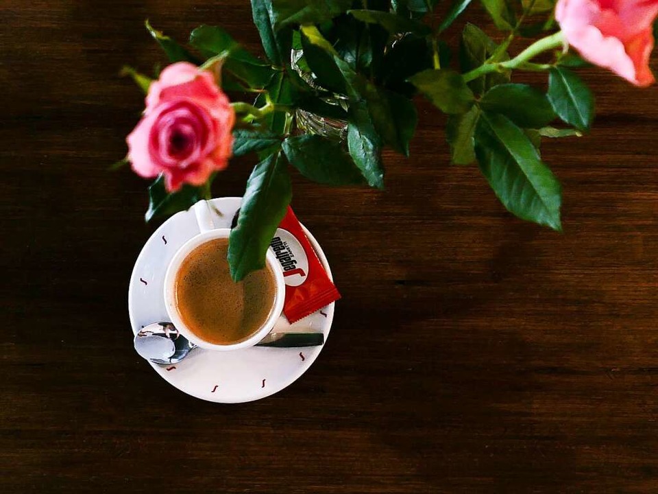 Blumen und guter Kaffee &#8211; das darf bei Nino nicht fehlen.  | Foto: Rebecca Bieling