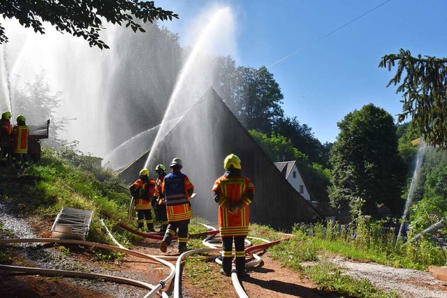 Ein Scheunenbrand war bei der Gemeinsc...uer Freiwilligen Feuerwehr zu lschen.  | Foto: Benedikt Sommer