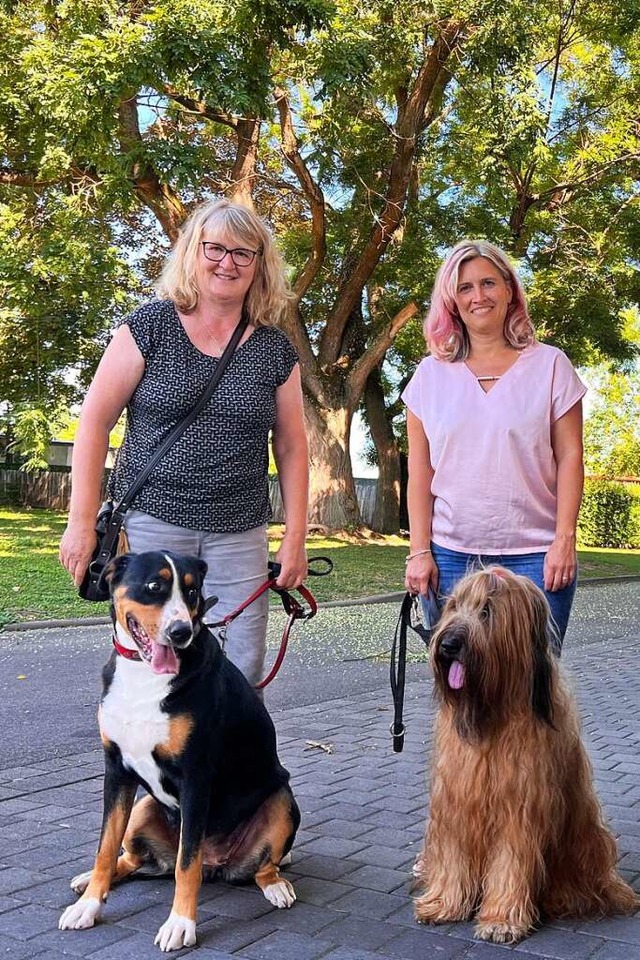 In die Kamera schauen die Vierbeiner n...nks) und Sylvia Bort mit Briard Elena.  | Foto: Annika Vogelbacher