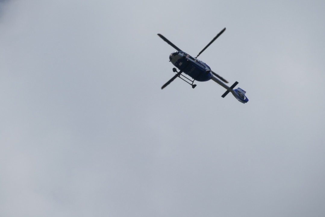 Bei der Fahndung nach dem Vater ist auch ein Helikopter im Einsatz.  | Foto: Alena Ehrlich